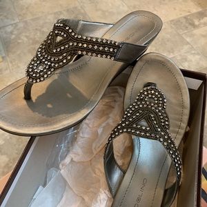 Women’s Sandal, grayish silver tone